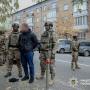 «Працевлаштовували» на керівні посади в Офісі Президента, прикриваючись прізвищем Єрмак: затримано групу шахраїв