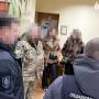 Військові ТЦК заробляли на "ухилянтах", а гроші отримували через неповнолітню дівчину – ДБР