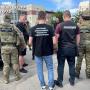 Експрацівника РТЦК та СП підозрюють в організації незаконного виїзду за кордон за 25 тис. доларів